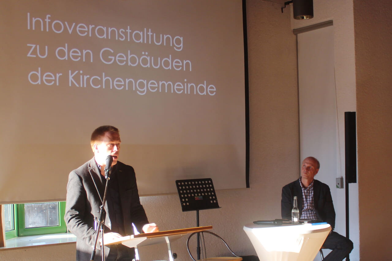 Bei der Informations-Veranstaltung zu den Gebäuden der Evangelisch-Reformierten Kirchengemeinde Neunkirchen stellte Pfarrer Dr. Tim Elkar (links) die Überlegungen des Presbyteriums vor, moderiert wurde der Abend vom Siegener Pfarrer Stefan König.