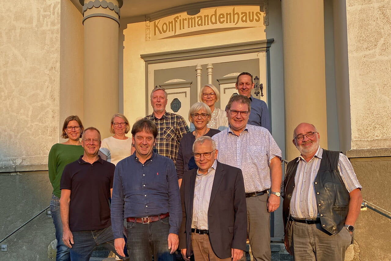 Das Presbyterium der Evangelisch-Reformierten Kirchengemeinde Burbach wählte Martin Ditthardt (Vierter von links) im Beisein von Superintendent Peter-Thomas Stuberg (Fünfter von rechts) zum neuen Pfarrer für den Bezirk I.