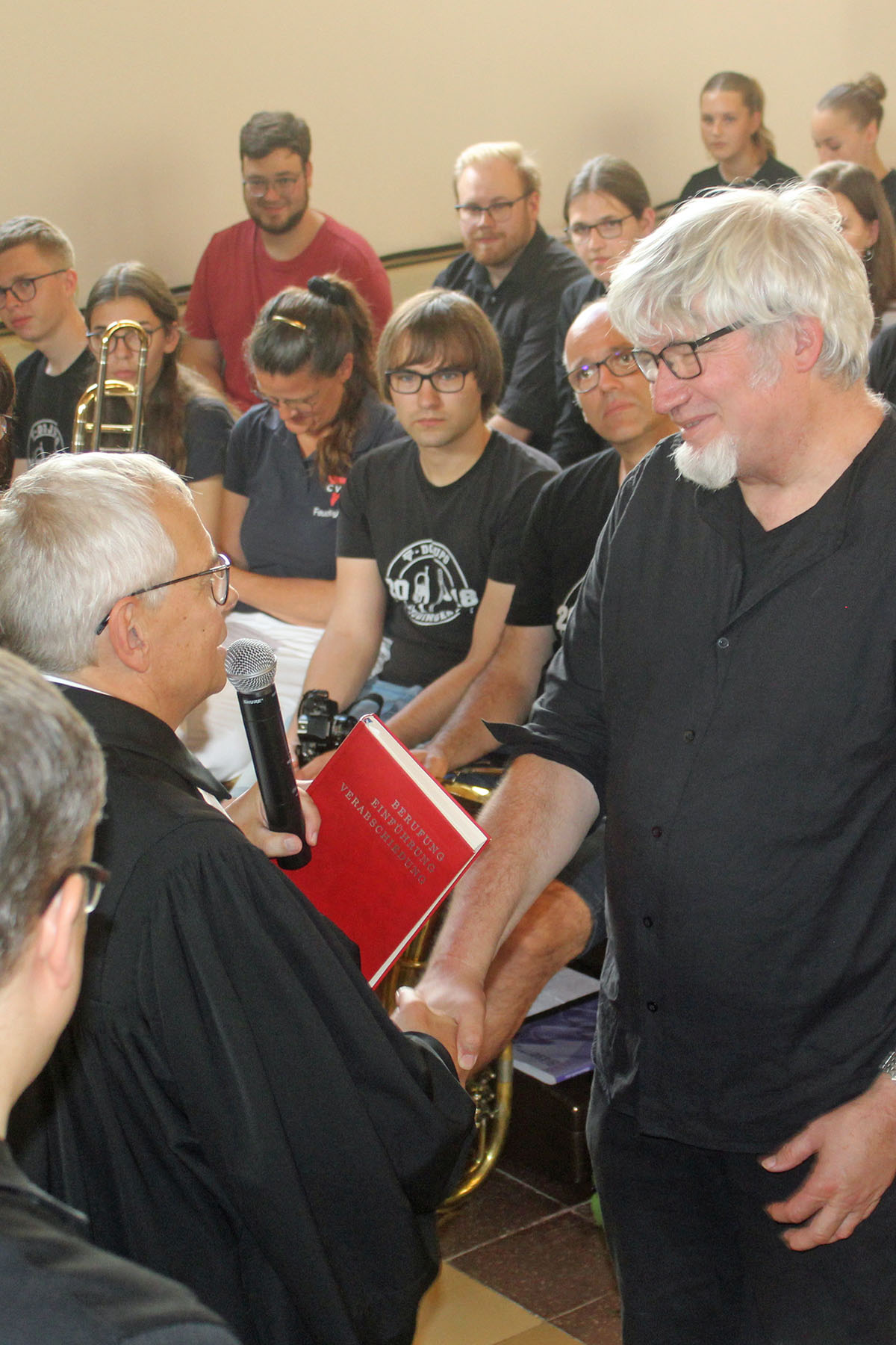 Mit einem Segenswort und einem Handschlag verabschiedete Superintendent Peter-Thomas Stuberg den Gemeindepädagogen Johannes Drechsler aus der Feudinger Kirchengemeinde und aus dem Evangelischen Kirchenkreis Siegen-Wittgenstein.