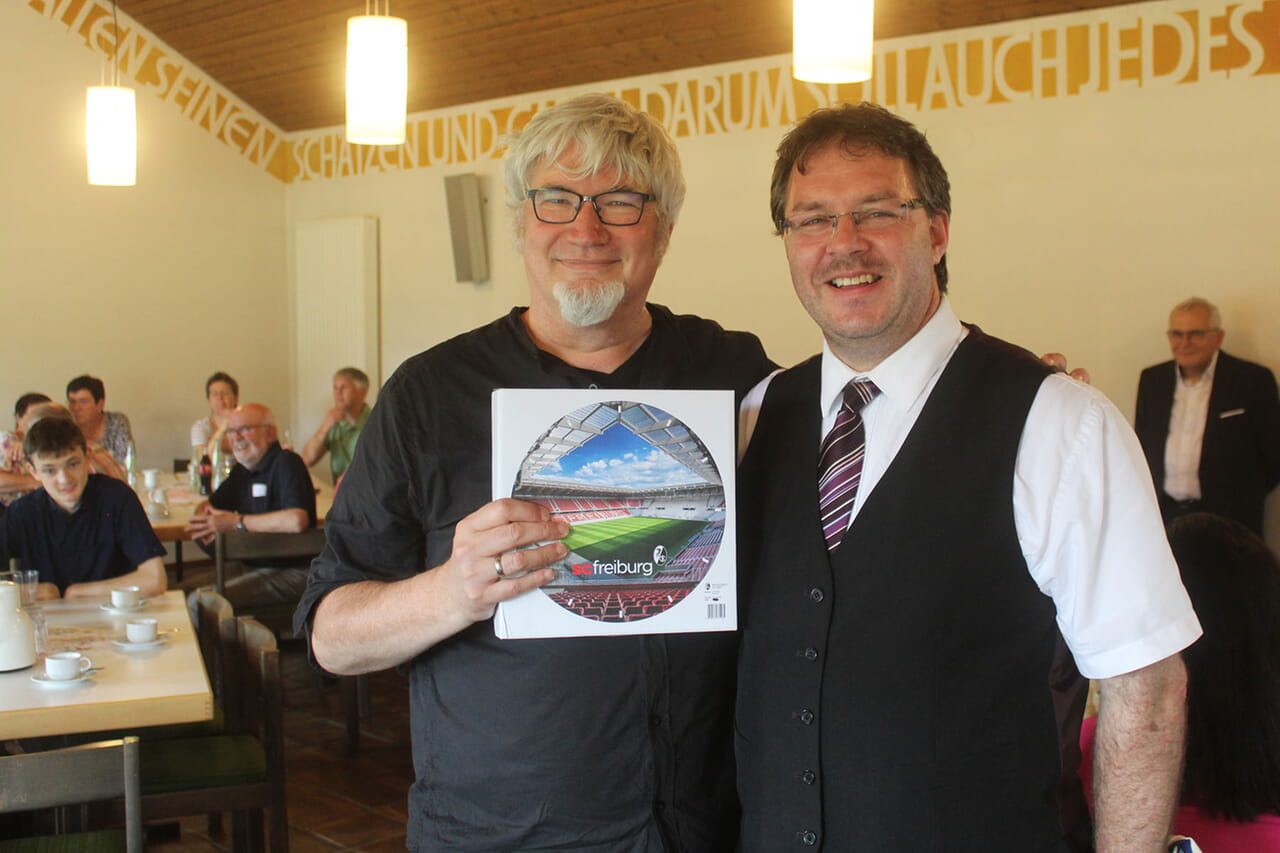 Für den Solidarraum Laasphe-Erndtebrück überreichte Pfarrer Steffen Post (Zweiter von rechts) ein Geschenk an Johannes Drechsler, der Gemeindepädagoge war in den vergangenen Monaten auch immer wieder im Banfetal und in Bad Laasphe tätig.