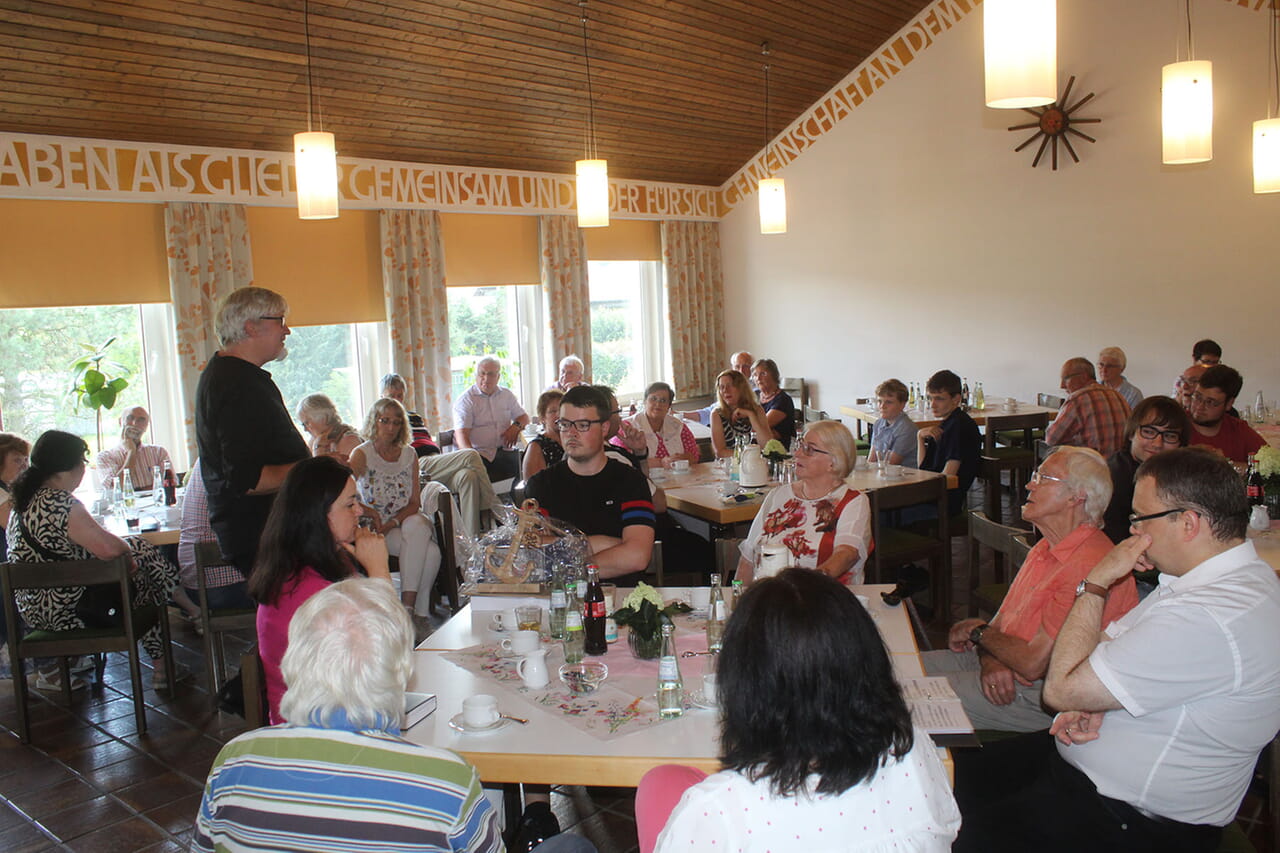 Knapp die Hälfte der Gottesdienst-Besucherinnen und -Besucher blieb nach dem Verabschiedungs-Gottesdienst für den Gemeindepädagogen Johannes Drechsler im Oberndorfer Gemeindehaus.