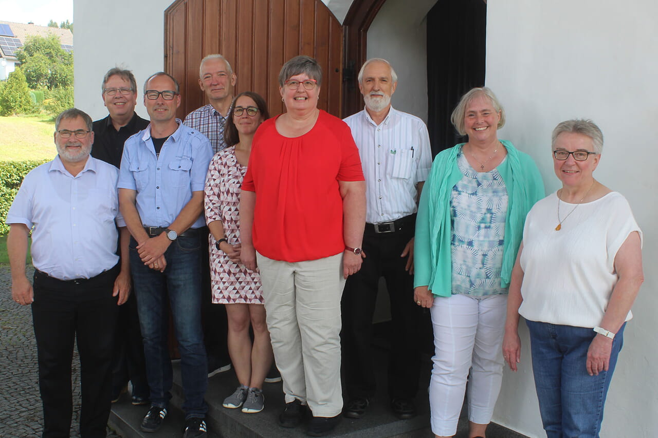 Dr. Dirk Spornhauer, Peter Liedtke, Peter Beuter, Dietmar Beuter, Jasmin Wagener, Petra Beuter, Lothar Putsche, Berit Nolting und Ursel Groß (von links) arbeiten als Presbyteriums-Mitglieder oder Pfarrpersonen in der Wingeshäuser Kirchengemeinde mit.