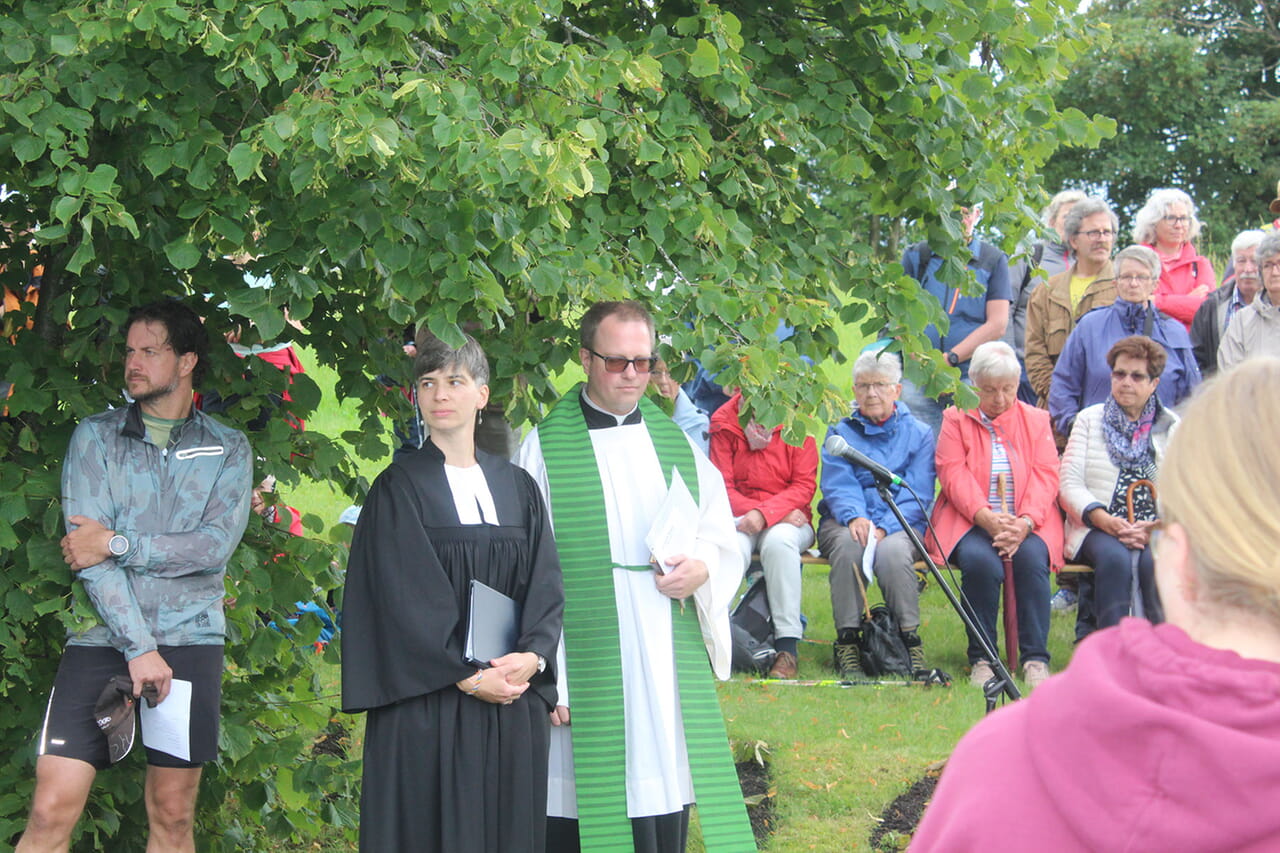 Vikarin Carmen Jäger und Pfarrer Stephan Berkenkopf hielten beim Stünzel-Kreuz die Ökumenische Andacht.