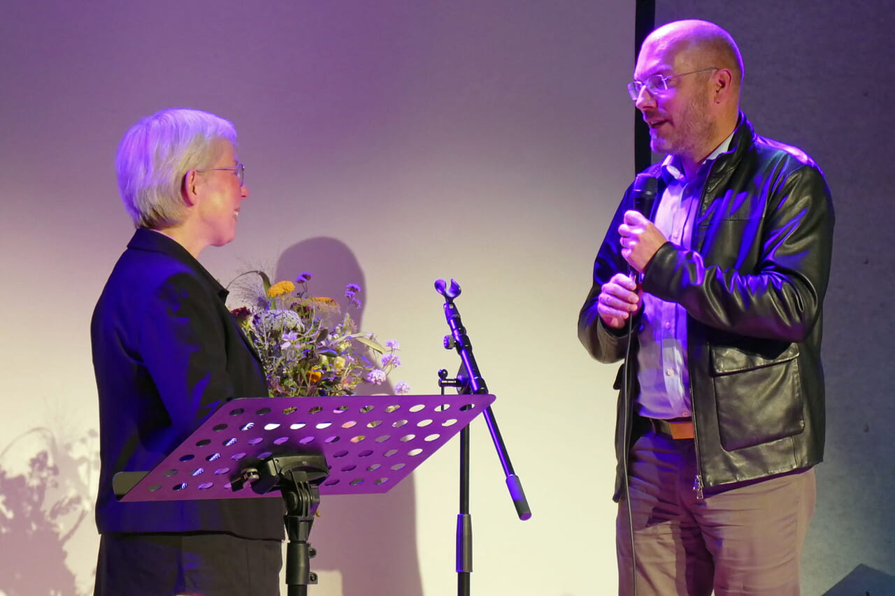 Axel Müller bedankte sich als Baukirchmeister der Siegener Lukas-Kirchengemeinde bei der Architektin Susanne Hoffmann-Stein für deren Einsatz, damit die Wolke 8 Wirklichkeit werden konnte.